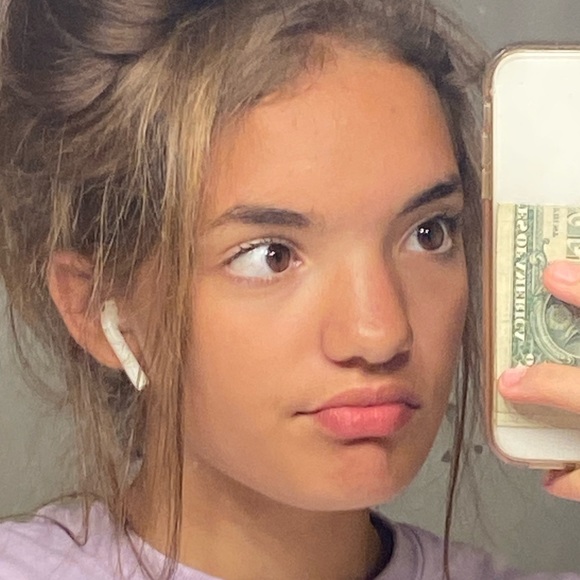 Meet your Posher, Adriana - Picture 1 of 1